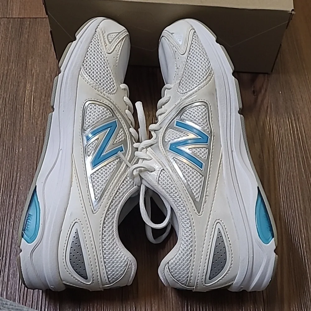 New Balance White and Sky Blue Athletic Shoes for women zise 10 used good condit